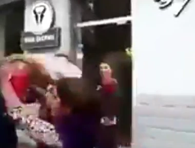 Αυτά δεν γίνονται - Γυναίκα χρησιμοποιεί παιδί ως… ρόπαλο για να χτυπήσει άνδρα (βίντεο)